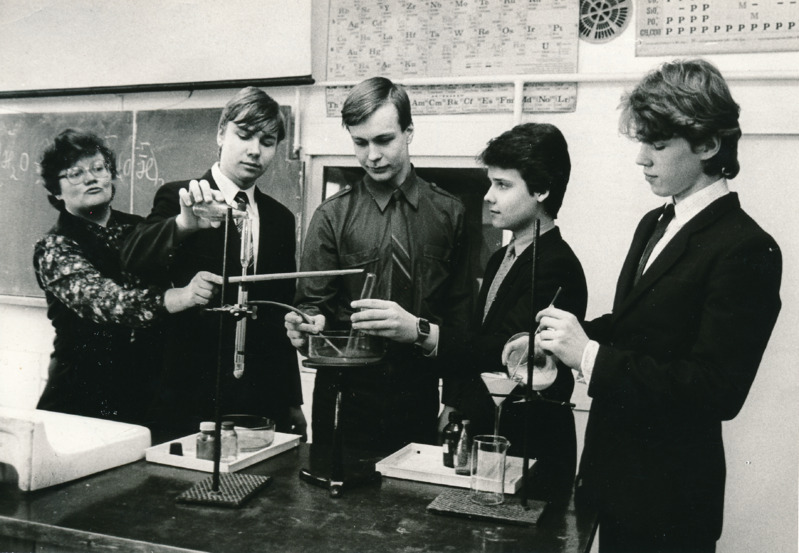 Tartu 10. keskkool, keemiatund. Vasakult õpetaja Lea Erlich ja õpilased Mart Orav (XI b), Erkki Täär (X b), Sulev Vestmann (IX b), Mart Loog (IX b). Tartu, 1985. Foto Vello Marandi.