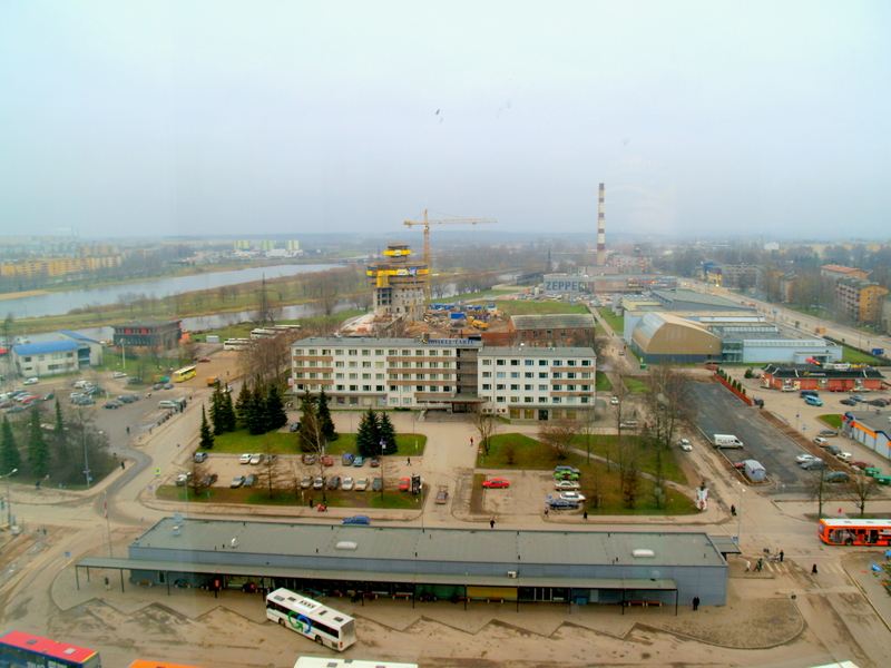 Ees bussijaam, keskel hotell Tartu, taga Tigutorni ehitus. Tartu, 2006.