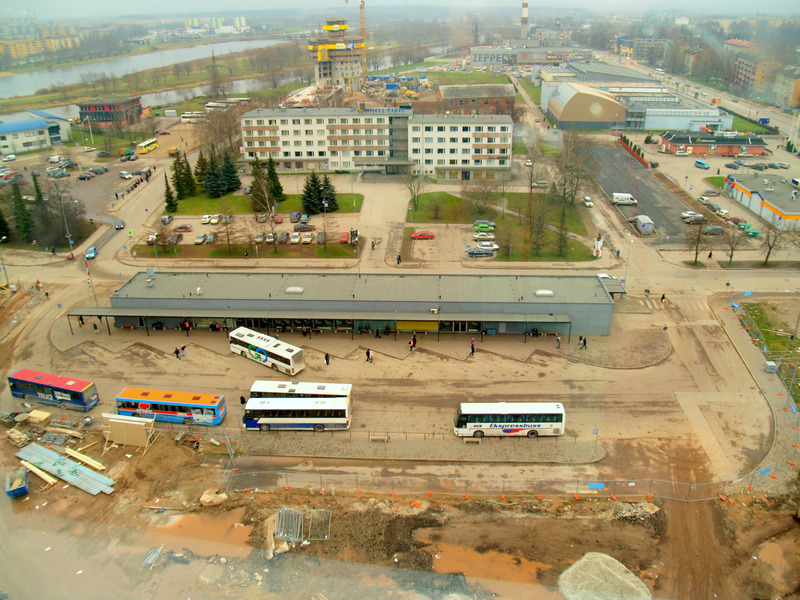 Ees kaubanduskeskuse Tasku ehitusplats ja  bussijaam, taga hotell Tartu, kaugemal Tigutorni ehitus. Tartu, 2006.