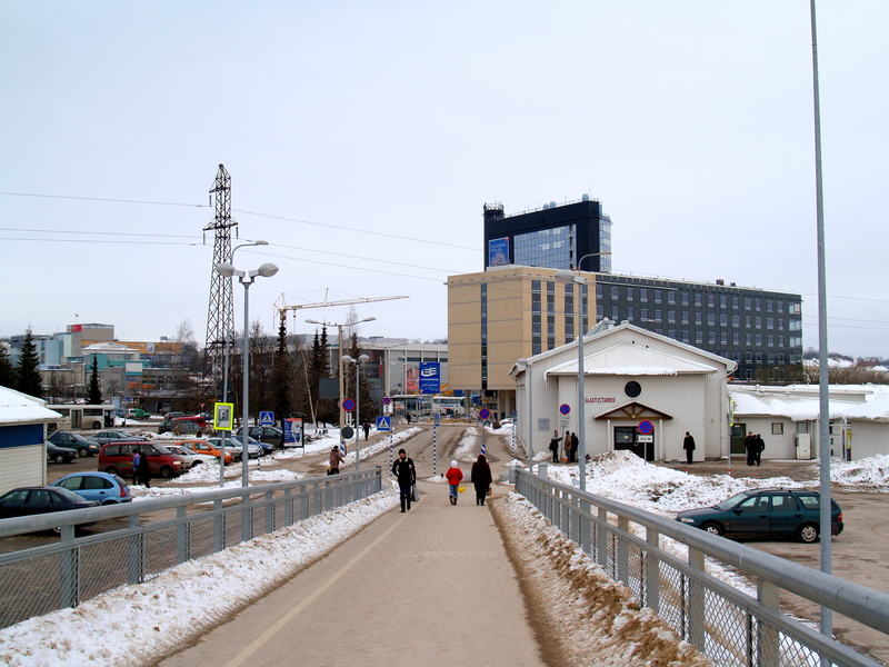 Vaade Turusillalt: ees paremal avaturu hoone, taga hotelli Dorpat ehitus ja Emajõe ärikeskuse Plasku-tornhoone. Tartu, 2007.