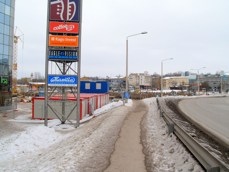 Kõnnitee Võidu silla ääres, taga keskel kaubanduskeskuse Tasku vundament.  Tartu, 2007