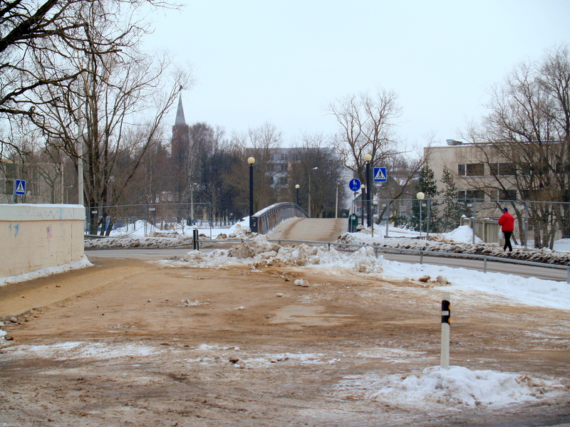 Raudsild, taga vasakul Peetri kirik. Tartu, 2007.