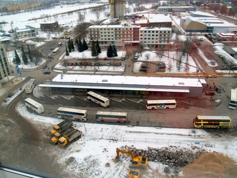 Ees kaubanduskeskuse Tasku ehitusplats ja maaliinide bussijaam. Tartu, 2007.