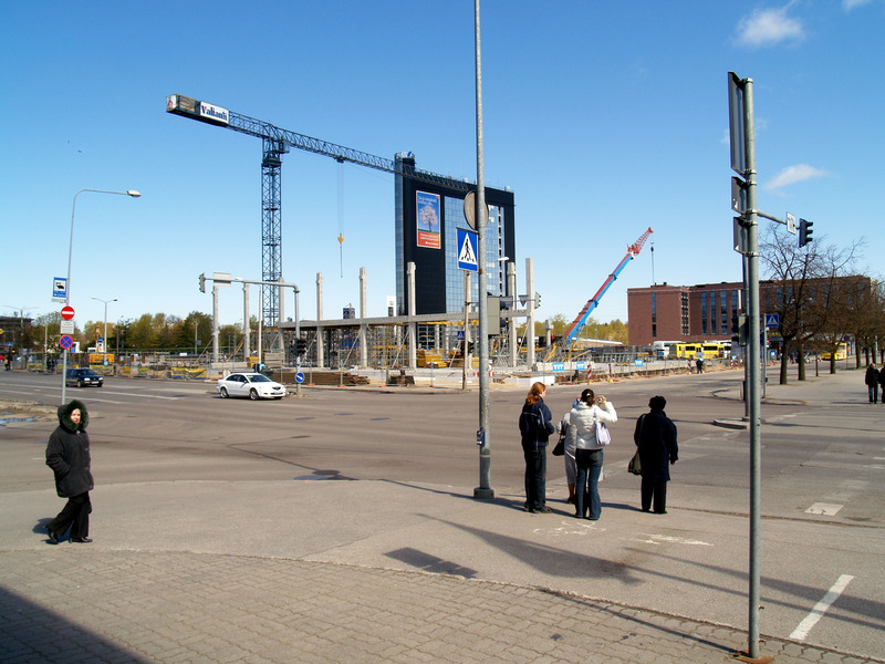Kaubanduskeskus Tasku, ehitus; taga hotell Dorpat. Tartu, 2007.