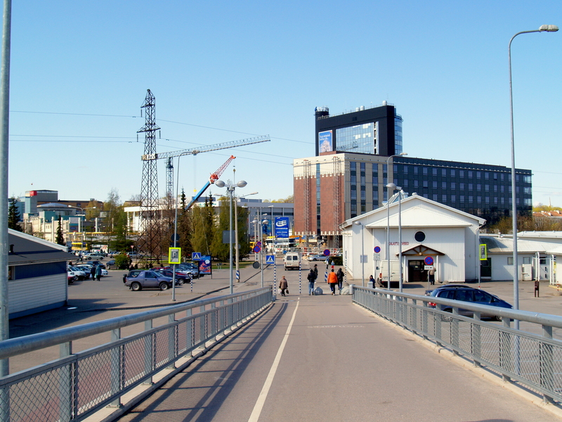 Vaade Turusillalt: ees paremal avaturu hoone, taga hotelli Dorpat ehitus ja Emajõe ärikeskuse Plasku-tornhoone, Tartu, 2007
