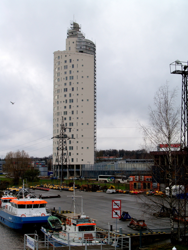 Tigutorn, ehitus. Ees jõesadama laevad, paremal Trükimaja (Väike-Turu 8), Tartu, 2007