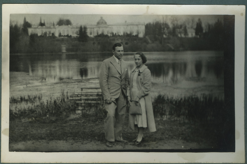 Abielupaar Peikerid? (Peiker) Raadi järve ääres, taga Raadi loss. artu, 1930-1940.
