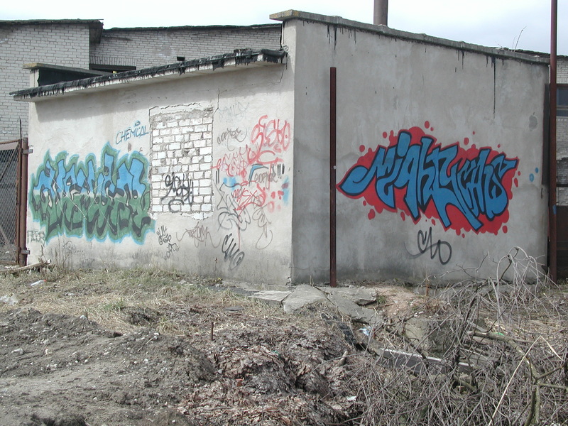 Digifoto. Grafiti: endise lihakombinaadi raudteeäärsel väravaputkal. Tartu, 2004.