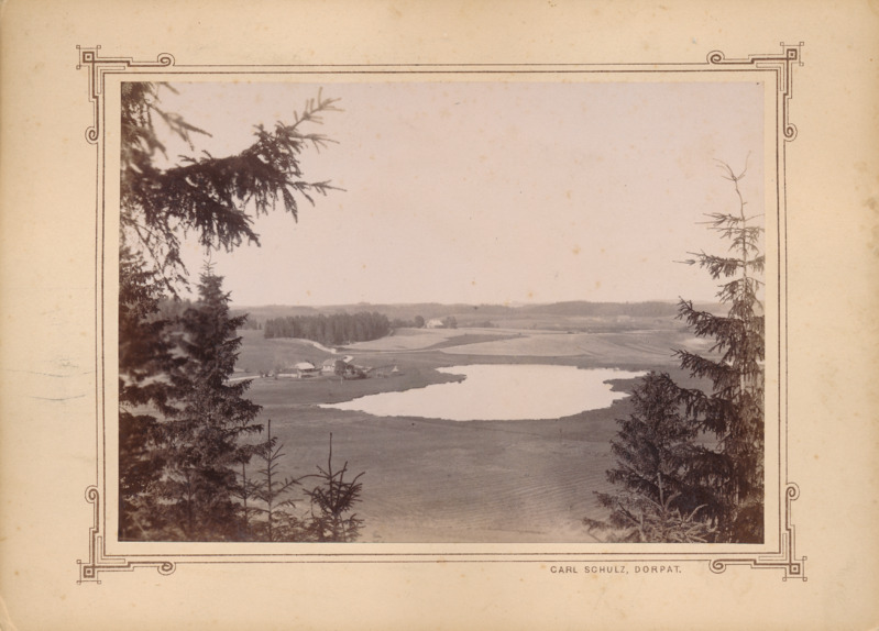 Lõuna-Eesti maastik - taluhooned Aheru järve ääres. Valgamaa, 1880-1890.