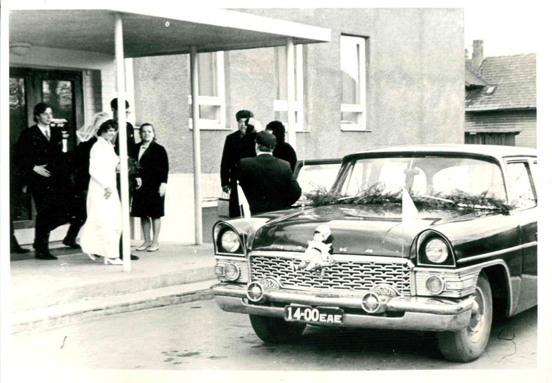 Digitaalne kujutis. Tartu perekonnaseisuamet, pulmaauto "Tšaika". 1972-1975