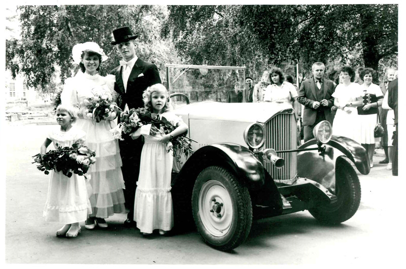 Digitaalne kujutis. Tartu perekonnaseisuamet, pulmapilt; pulmaauto. 1984