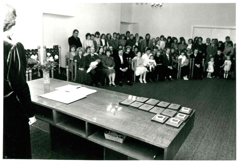 Digitaalne kujutis. Tartu perekonnaseisuamet, sünnitunnistuste ja sünnimedalite kätteandmine lapsevanematele. 1984-1986