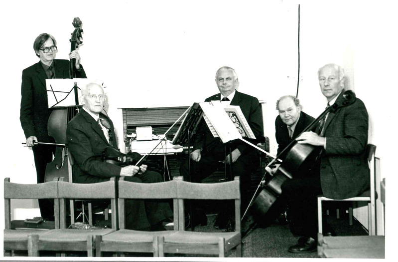 Digitaalne kujutis. Tartu perekonnaseisuamet, saateansambel. Vasakult Endel Ainla, ?, Valdeko Viru, Arnold Ots, Udo Kolk. 1984-1986