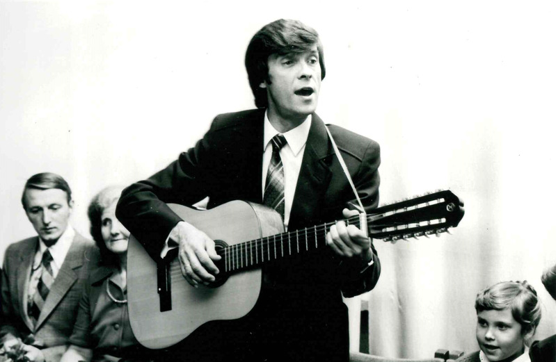 Digitaalne kujutis. Tartu perekonnaseisuamet, noorpaarile laulab Olev Vestmann. 1983