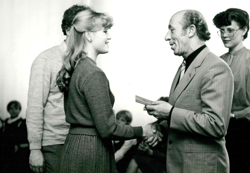 Digitaalne kujutis. Tartu perekonnaseisuamet, Nikolai Preiman annab lapsevanematele üle lapse sünnimedali ja sünnitunnistuse. 1985