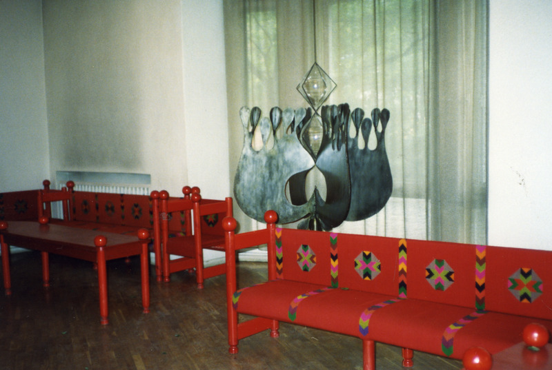 Digitaalne kujutis. Tartu perekonnaseisuamet, ootesaal; metalltaies "Armuõis" (autor Siiri-Merike Nummert).  1990-1995
