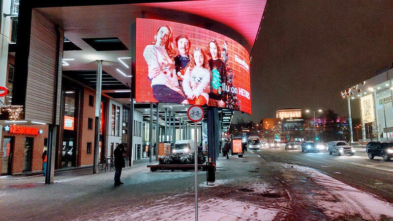 Riia mnt, vasakul kaubanduskeskus Kvartal. Tartu, 2022.