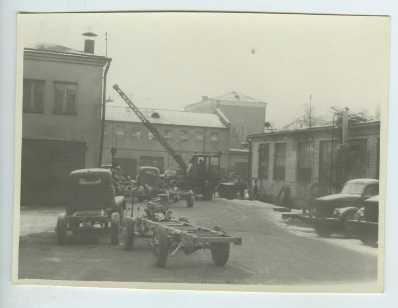 Foto, Tartu Autode Remondi Katsetehas, töökeskkond 1966.