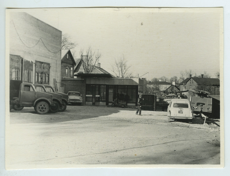 Foto, Tartu Autode Remondi Katsetehas, töökeskkond 1968.
