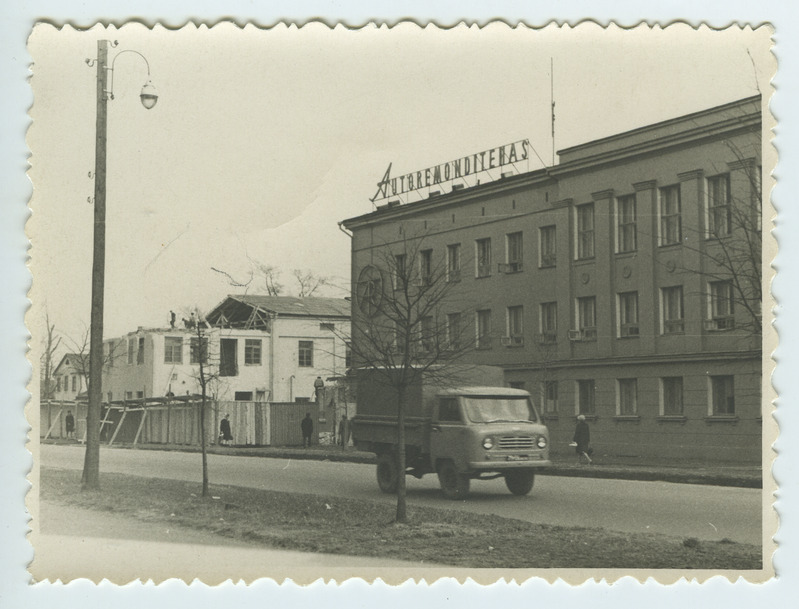 Foto, Tartu Autode Remondi Katsetehas, töökeskkond 1968.