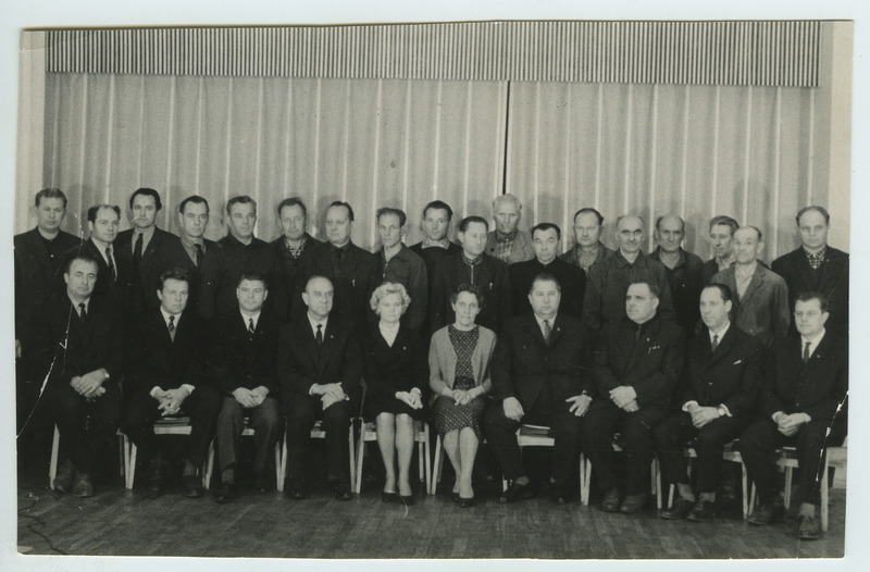 Foto, Tartu Autode Remondi Katsetehas, töökollektiiv 1969.