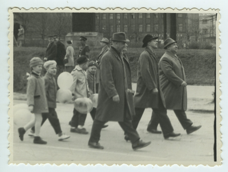 Foto, Tartu Autode Remondi Katsetehas, töökollektiiv paraadil.