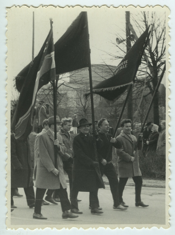 Foto, Tartu Autode Remondi Katsetehas, töökollektiiv paraadil.