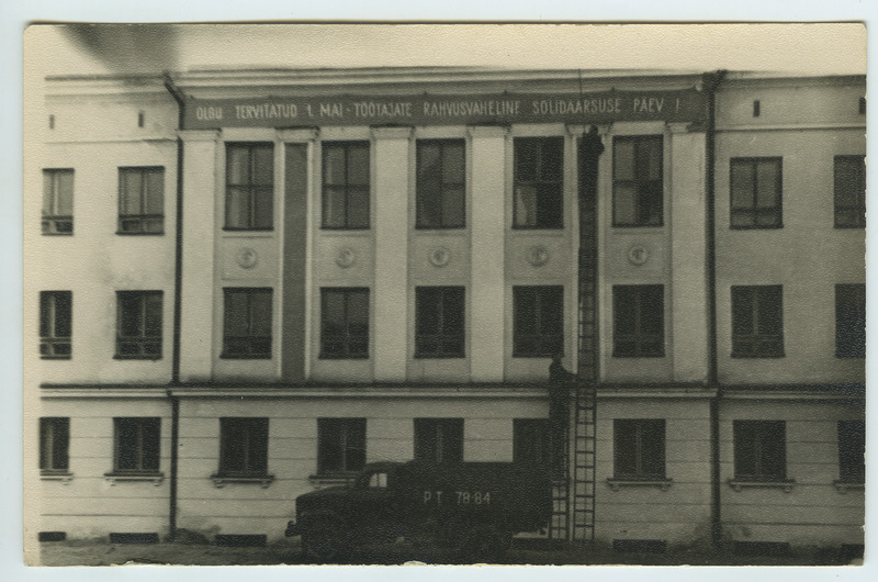 Foto, Tartu Autode Remondi Katsetehas, töökollektiiv paraadil.