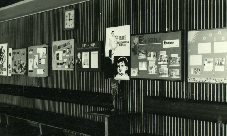 Kino Ekraan fuajee, seinal lastekaitsepäeva-teemaline väljapanek. Tartu, 1978-1980.