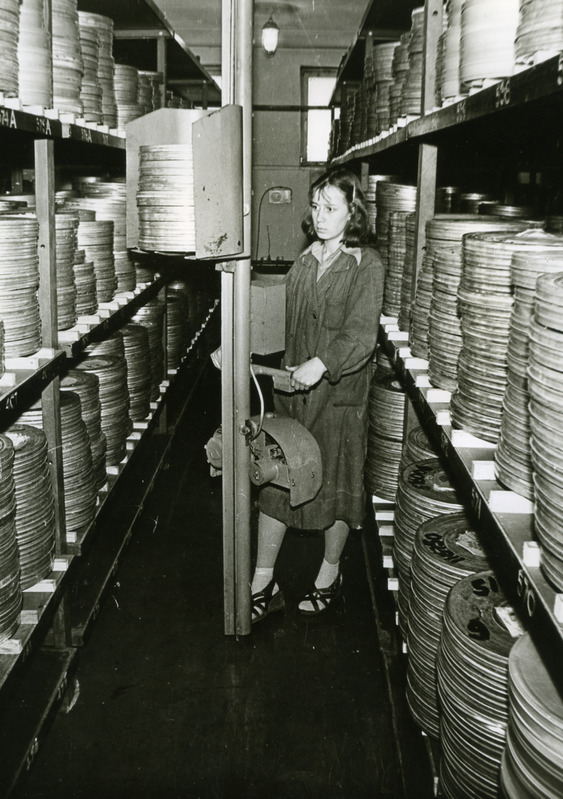 Tartu filmibaas. Filmiladu, filmikarbid riiulitel. 1977-1980