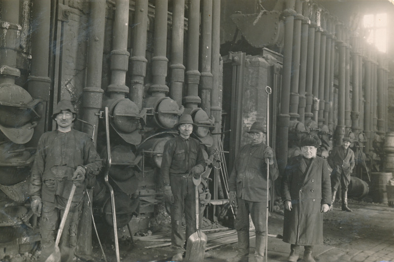 Tartu gaasivabrik. Katlaruum, kütjad (vasakult) Treileberg?, Otti, Elk, Lompson, Tisler. 1923-1928