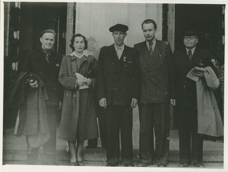 TPI delegatsioon Moskvas Rahvamajandussaavutuste Näitusel esimesel avamise aastal, vasakult: 1) A. Vällo, 2) E. Šlabovitš,3) I. Paukus, 4) A. Koršmik, 1954