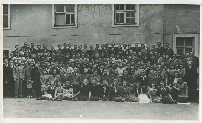 TPI majandusteaduskonna teise kursuse üliõpilased ja õppejõud Kohtu 4 maja ees, grupipilt, 1945