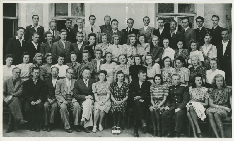 TPI majandusteaduskonna üliõpilased ja õppejõud Kohtu 4 maja ees, grupipilt. Esimeses reas vasakult 5. õppejõud Feliks Tuulre, 8. dekaan August Sipsakas, 4. reas vasakult 1. E. Vilbert, 1946