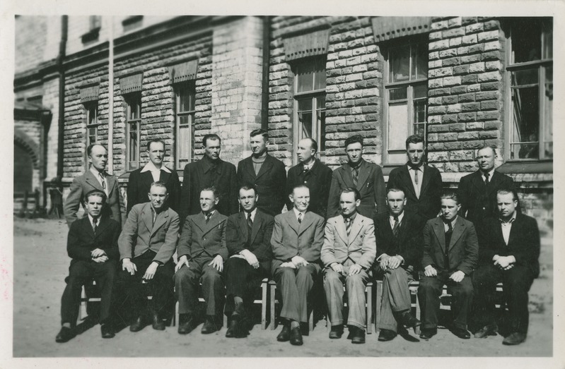 Rühmavanemate kursuse grupipilt, kus osales ka Hendrik Otloot (töötas Balti raudteel arhitektina), 1944.a.