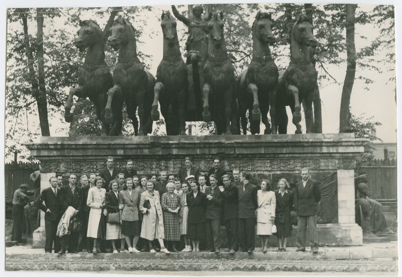 Hendrik Otloot ehitusteaduskonna üliõpilastega ekskursioonil Leningradis, grupipilt, 1950.-ndad a.