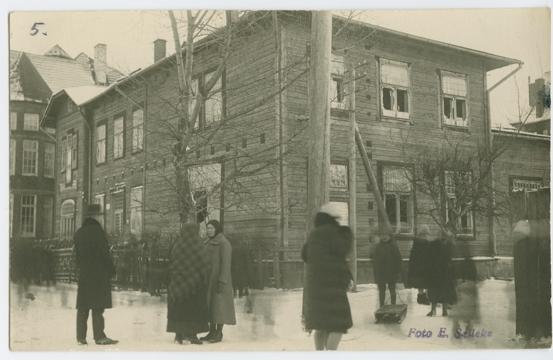 "Heliose" plahvatusel naabruses asuva maja purunenud aknad, 1927, foto: E. Selleke