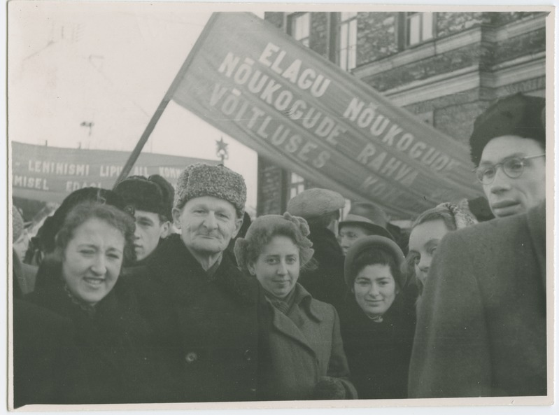 TPI õppejõud N. Gerassimov keemiateaduskonna üliõpilastega 7.nov. rongkäigus, 1956.a.