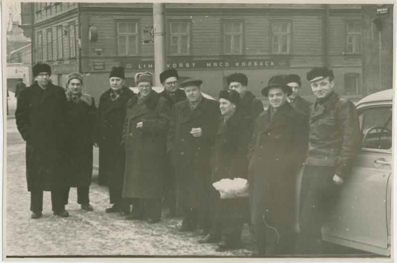 NSV Liidu Kõrgema Hariduse Ministeeriumi kontrollkomisjon Moskvast TPI-s, grupipilt tänaval, 1950.-ndad a.