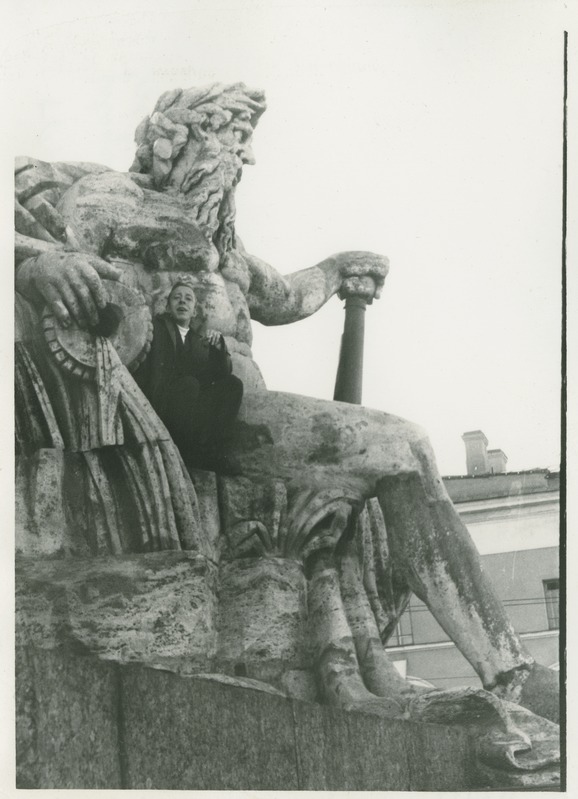 TPI III kursuse üliõpilane Aleksander I mälestusmärgi juures, 1969.a.