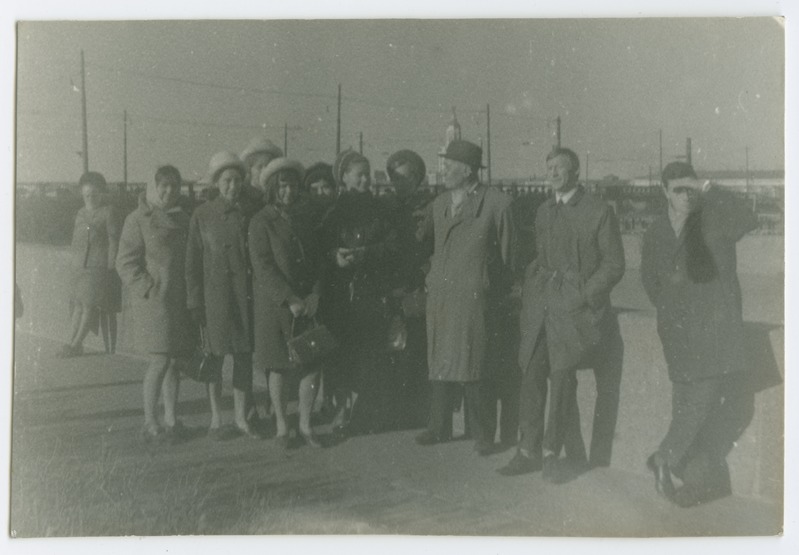Dotsent L. Schmidt TPI üliõpilastega ekskursioonil Leningradis, 1969.a.