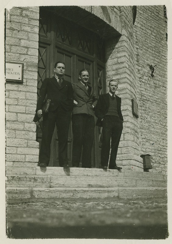 3 üliõpilast peahoone uksel, 1) Kanger, 2) Osolin, 3) Kapper, 1938/1939.a.