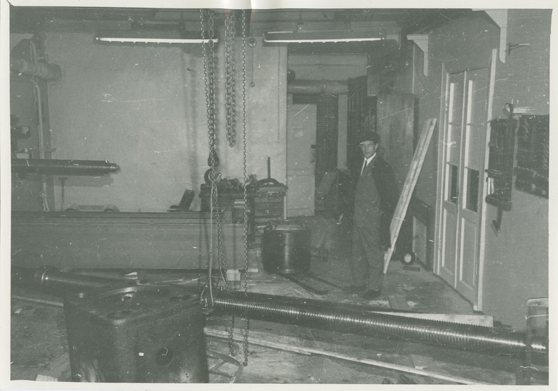 TPI ehitusmehaanika kateedri  tugevuslabori 500-tonnise pressi äratoomine Kopli peahoonest Mustamäele, uksel seisab kateedri juhataja Konstantin Ollik, aprill 1968.a.