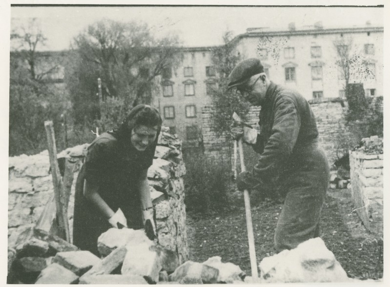 TPI laborant E. Nurmet ja dotsent H. Muischneek teadlaste maja juures taastamistöödel, 1948.a.