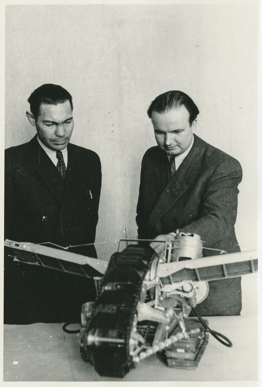 Dotsendid Eugen Soonvald ja Heino Lepikson enda konstrueeritud freesturbakoguja mudeli juures. Töö eest saadi riiklik preemia, 1952