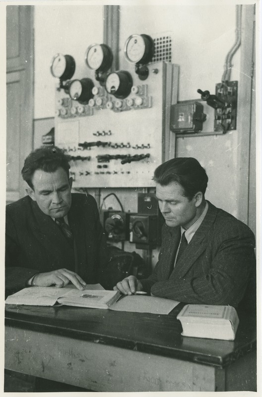 TPI ehitusteaduskonna õhtusektori III kursuse üliõpilane G. Müürsepp konsultatsioonil dots. kt. Paul Plakk'i juures, 1951.a.