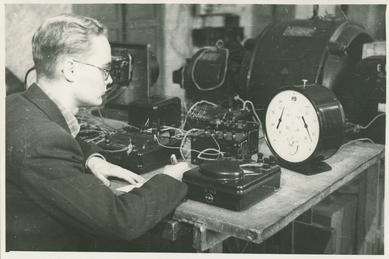 TPI ÜTÜ elektrotehnika ringi liige, mehaanikateadusk. II kursuse komnoor I. Tergem katseid tegemas, 1953.a.