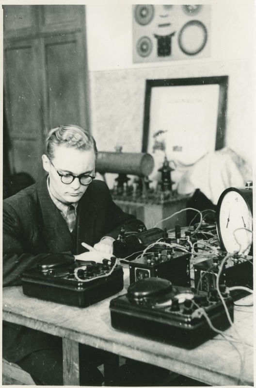 TPI ÜTÜ elektrotehnika ringi liige, mehaanikateadusk. II kursuse komnoor I. Tergem katseid tegemas, 1953.a.