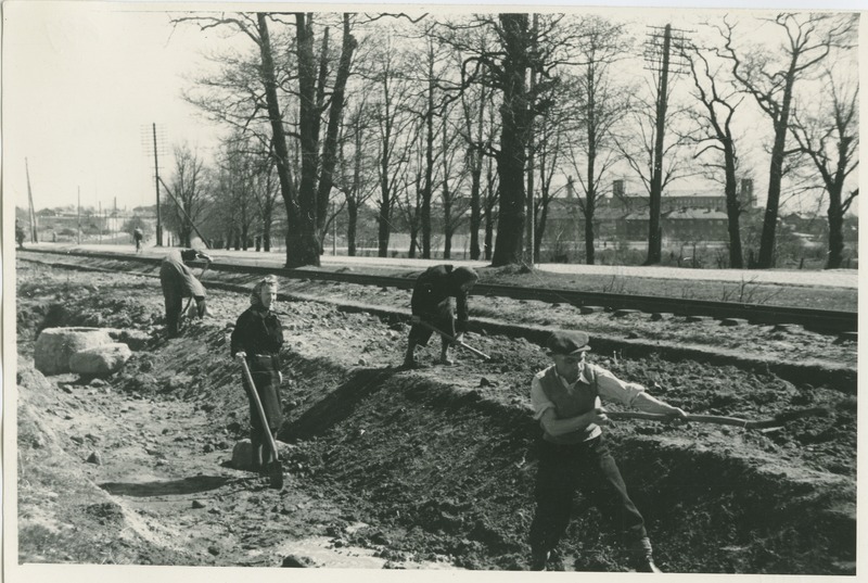 Kopli trammitee kaherealiseks ehitamine, paremalt esimene prof. A. Humal, 1950.a.