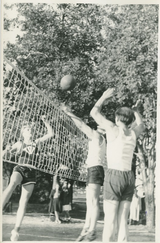 TPI õppejõud võrkpallurid võistlemas Konservatooriumi võistkonnaga, 1948.-1952.a.
